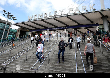 Tottenham Hotspur fans arrivent à la station de métro Wembley Park devant la Premier League match au stade de Wembley, Londres. Banque D'Images