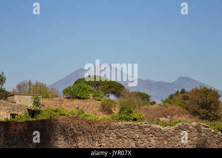 Paysage de Pompéi sur une journée ensoleillée d'été avec le Vésuve en arrière-plan Banque D'Images