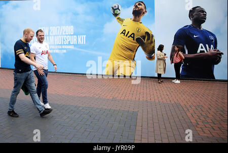 Fans sur Wembley loin devant la Premier League match au stade de Wembley, Londres. Banque D'Images