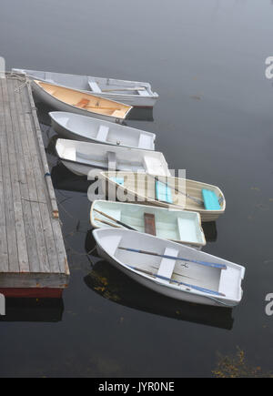 L'esquif dock à Cundy's Harbor, Maine Banque D'Images