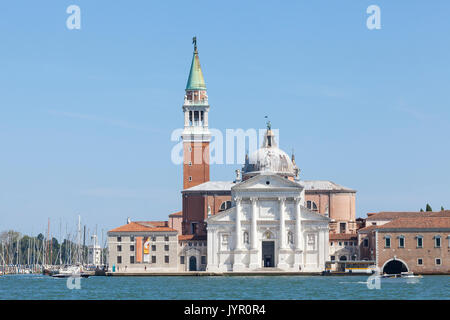 La basilique de San Giorgio Maggiore sur l'Isolo San Giorgio Maggiore dans le lagon à Basino San Marco, Venise, Italie, un jour d'été ensoleillé. Cette abbaye bénédictine Banque D'Images