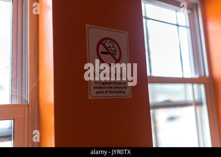 Aucun signe de fumer sur mur en escalier de studios, Londres. Banque D'Images