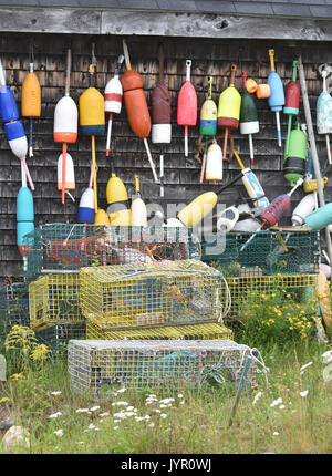 Les bouées de homard et décorer les pièges du côté d'une grange/boat house dans Boothbay, Maine Banque D'Images