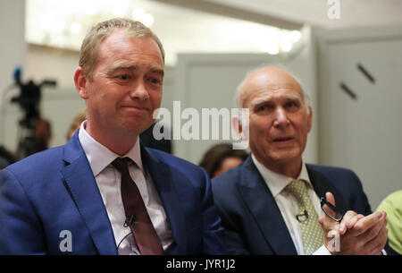 Twickenham Député et ancien secrétaire d'affaires Sir Vince Cable seul candidat sur le bulletin de vote est élu comme leader des Démocrates Libéraux la suite de la démission de Tim Farron après l'élection générale du 8 juin 2017. Avec : Tim Farron, Sir Vince Cable Où : London, Royaume-Uni Quand : 20 juillet 2017 : Crédit/WENN.com Dinendra Haria Banque D'Images