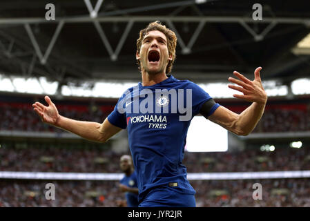 Chelsea's Marcos Alonso fête marquant son deuxième but de côtés du jeu pendant le premier match de championnat au stade de Wembley, Londres. Banque D'Images