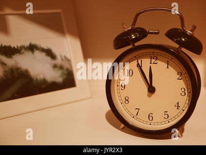 Cadre photo et horloge rétro sur le bahut Banque D'Images