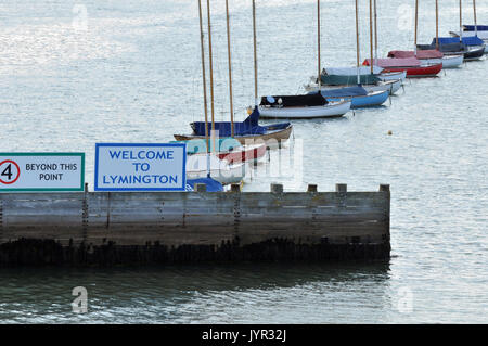 Yachts et bateaux sur la rivière à proximité du Royal lymington lymington yacht club nautique de voile d'approches de l'estuaire et du port de plaisance de lymington couchettes Banque D'Images