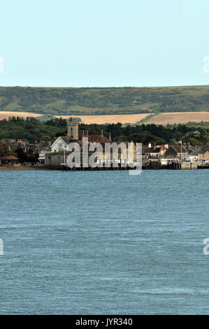 Approche de l'île de Wight Yarmouth par mer sur un ferry avec un petit bateau ou à des côtes à l'avant-plan différents autre point de vue de l'île de Wight Yarmouth Banque D'Images