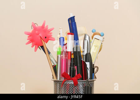 Beaucoup d'école à l'intérieur des crayons de couleur boîte métal Banque D'Images