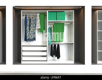 Armoire ouverte pleine de vêtements vert femelle Banque D'Images