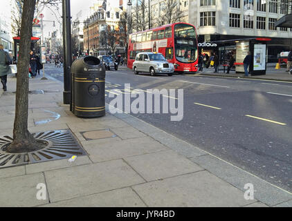 Londres, Royaume-Uni - 08 février : Oxford Steet trafic avec red bus et taxi noir de Londres, Royaume-Uni - 08 Février, 2015 ; Londres célèbre Oxf Banque D'Images