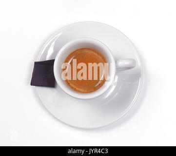 Café espresso italien en petite tasse sur fond blanc Banque D'Images