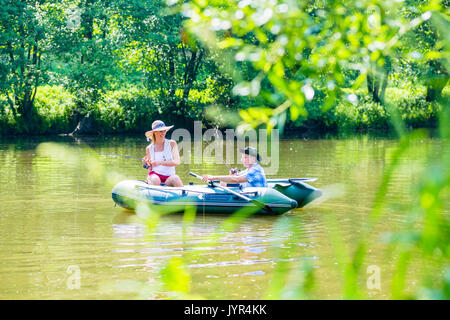 Couple en bateau sur l'étang ou lac pêche Banque D'Images