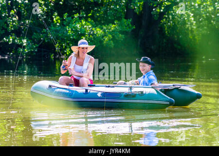 Couple en bateau sur l'étang ou lac pêche Banque D'Images