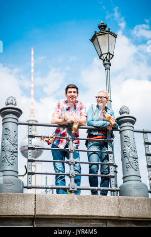 Les touristes profiter de Berlin vue du pont à l'île aux musées Banque D'Images