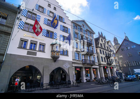 Zunfthaus zur Haue le long de la rivière Limmat à Zurich Suisse Banque D'Images