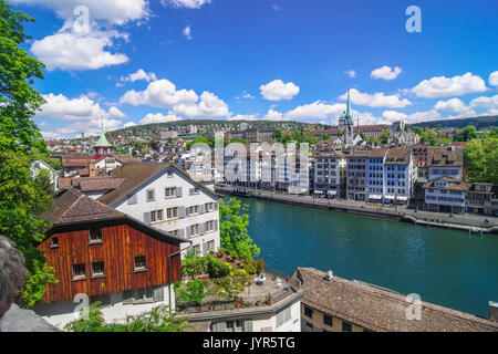 Vue panoramique de la vieille ville de Zurich et la Limmat à partir de la place Lindenhof Banque D'Images