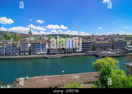 Vue panoramique de la vieille ville de Zurich et la Limmat à partir de la place Lindenhof Banque D'Images