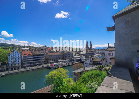 Vue panoramique de la vieille ville de Zurich et la Limmat à partir de la place Lindenhof Banque D'Images