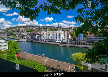 Vue panoramique de la vieille ville de Zurich et la Limmat à partir de la place Lindenhof Banque D'Images