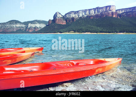 Kayak dans un lac à côté de certaines montagnes en Barcelone, Espagne. Copie vide de l'espace pour l'éditeur de texte. Banque D'Images