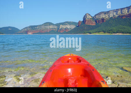 Kayak dans un lac à côté de certaines montagnes en Barcelone, Espagne. Copie vide de l'espace pour l'éditeur de texte. Banque D'Images