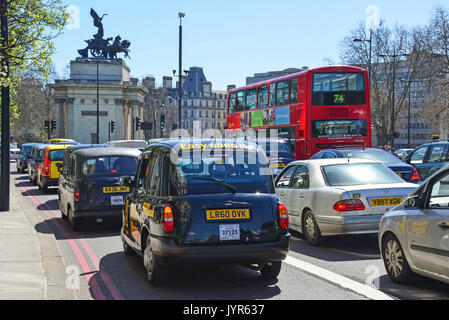 Trafic sur Piccadilly à Hyde Park Corner, City of Westminster, London, Greater London, Angleterre, Royaume-Uni Banque D'Images