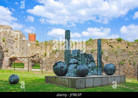 Reading Abbey ruins montrant Jens Flemming Sørensen Boules 'tête', sculpture Jardins Forbury, Reading, Berkshire, Angleterre, Royaume-Uni Banque D'Images