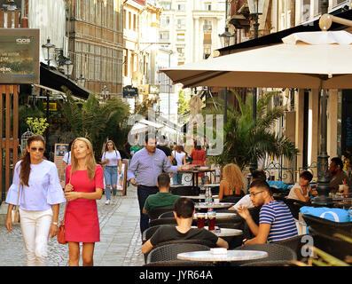 Bucarest, Roumanie - 18 août 2017 : l'été dans la vieille ville et les touristes et les habitants de marche à travers les rues étroites et d'arrêter dans les cafés, bars Banque D'Images