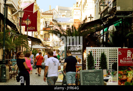 Bucarest, Roumanie - 18 août 2017 : l'été dans la vieille ville et les touristes et les habitants à pied dans les rues étroites au milieu des cafés, bars et Banque D'Images