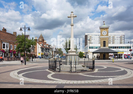 Hoddesdon War Memorial et tour de l'horloge, High Street, Hoddesdon, Hertfordshire, Angleterre, Royaume-Uni Banque D'Images