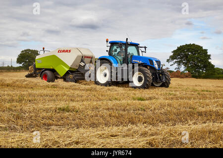 New Holland T7 220 Balling tracteur avec une classe de paille 3200 Qudrent écope UK Banque D'Images