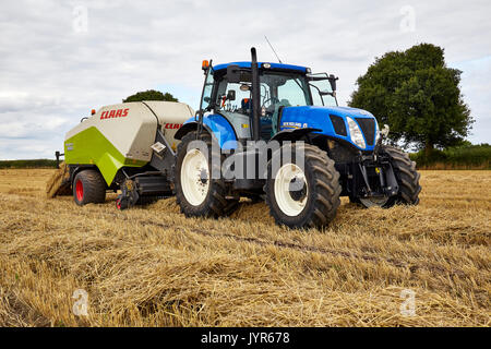 New Holland T7 220 Balling tracteur avec une classe de paille 3200 Qudrent écope UK Banque D'Images