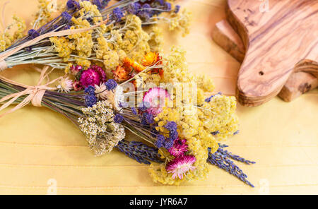 Bouquet de fleurs séchées sur tissu jaune Banque D'Images