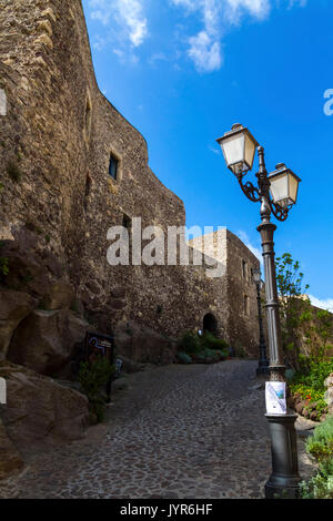 Vue de l'entrée de l'ancienne forteresse de Castelsardo, province de Sassari, Sardaigne, Italie, Europe. Banque D'Images