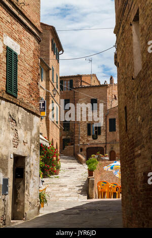 La rue de la vieille ville de Buonconvento, une petite ville près de Asciano, Val d'Orcia, Toscane, Italie. Banque D'Images