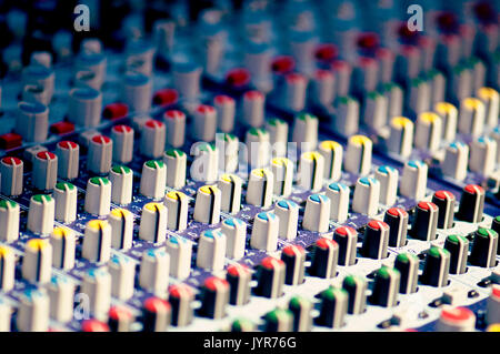 Gros plan du mixeur audio colorés. Banque D'Images
