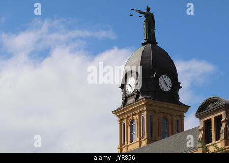 Dame justice tour de l'horloge avec ciel bleu Banque D'Images