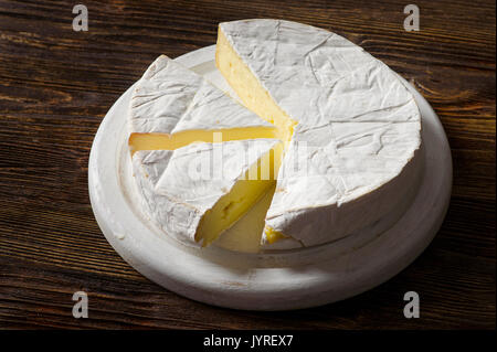 Brie crémeux sur planche de bois rustique. Banque D'Images