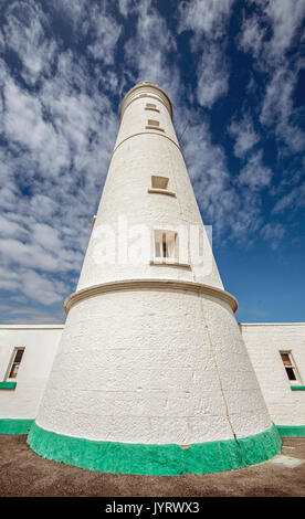 Nash Point Lighthouse photographié par en dessous, la côte du Glamorgan South Wales Banque D'Images