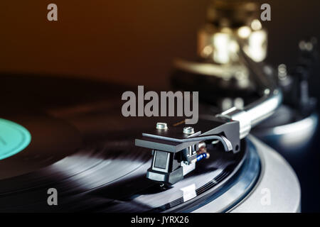 Vintage turntable en action close up Banque D'Images