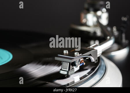 Vintage turntable en action close up Banque D'Images