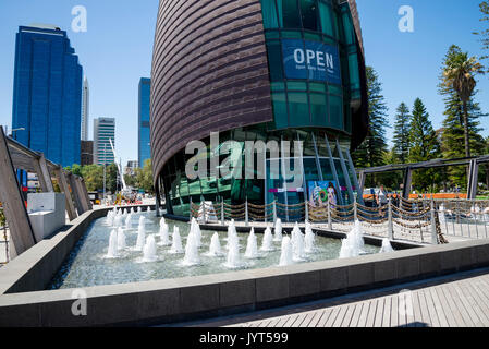 Fontaines en face d'entrée de Swan Bell Tower à Perth, Australie occidentale Banque D'Images