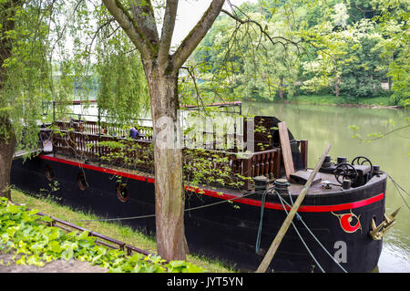 En bois ancienne barge sur la rivière à Charleville-Mézières, le nord de la France Banque D'Images