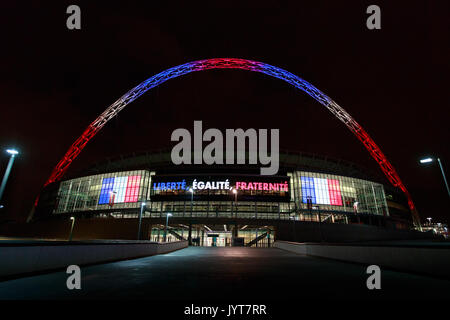 Comme signe de solidarité avec la France et le peuple français à la suite des attentats terroristes à Paris, l'emblématique Stade de Wembley Arch allumé dans le tricolore Banque D'Images