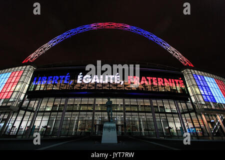 Comme signe de solidarité avec la France et le peuple français à la suite des attentats terroristes à Paris, l'emblématique Stade de Wembley Arch allumé dans le tricolore Banque D'Images