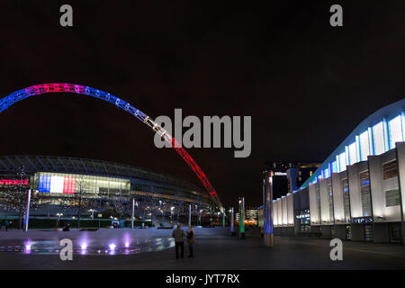 Le stade de Wembley Arch allumé en bleu, blanc et rouge, les couleurs de la tricolore en solidarité avec la France Banque D'Images