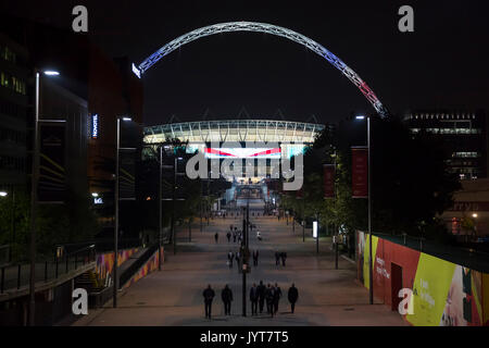 Stade national de Wembley arch est allumée en rouge, blanc et bleu Banque D'Images