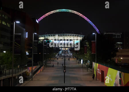 Wembley national stadium de passage emblématique de couleurs arc-en-ciel allumé Banque D'Images