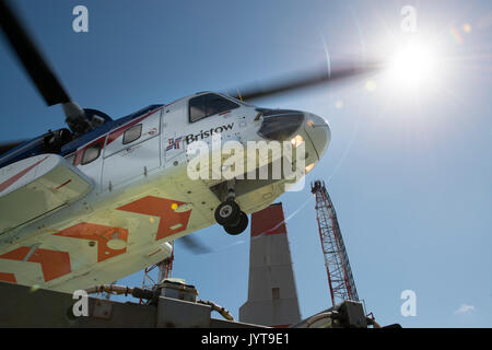 Bristow hélicoptère, l'atterrissage sur la mer du Nord une plate-forme de pétrole et de gaz. crédit : lee ramsden / alamy Banque D'Images
